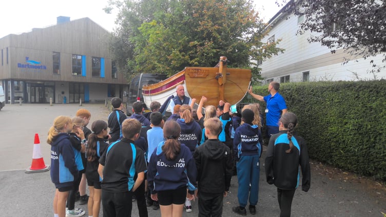 Dartmouth Academy primary pupils meet Conrad Humphreys and his sailing boat 'Bounty'
